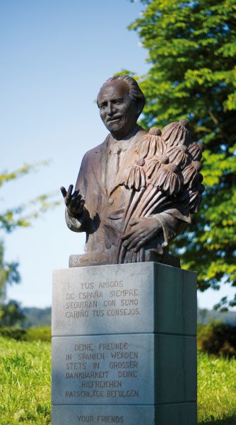 A.Vogel-statue-in-Roggwil._Original_9010-scaled-aspect-ratio-334-601