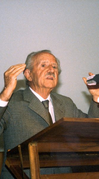 Alfred-Vogel-during-a-lecture-in-1986_Original_4358-scaled-aspect-ratio-334-601